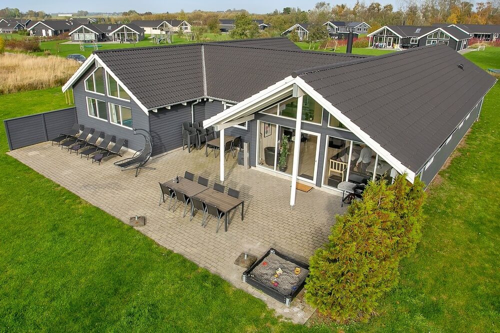 Dette lekre huset med svømmebasseng, nr. 272, med plass til 18 personer, ligger i Lolland/Falster/Møn