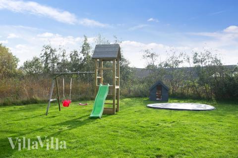 I det attraktive feriehuset nr. 272 i Lolland/Falster/Møn finnes det mengder av utendørsaktiviteter, som leketårn og huskestativ.