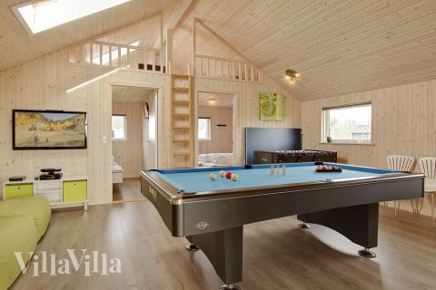 Luksushus nr. 305 til 14 personer tilbyr et stort aktivitetsrom med bl.a. biljard og dart