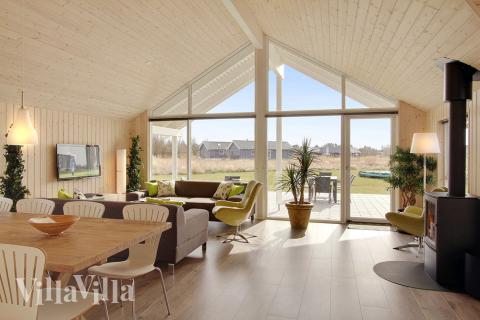 Det er plass til 14 personer i det store lyse oppholdsrommet i luksushus nr. 305.