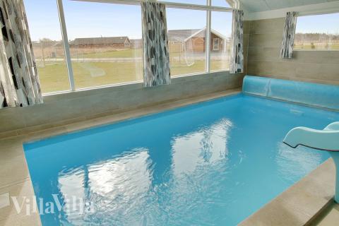 Feriehus 305 har et flott basseng med sklie, et stort innebygd boblebad og en badstue