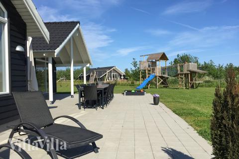 Nyt en grillkveld på terrassen i luksushus nr. 305 i Lolland/Falster/Møn