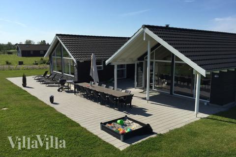 Luksushus nr. 305 har en deilig terrasse med gode hagemøbler til 14 personer.