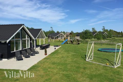 I det attraktive feriehuset nr. 305 i Lolland/Falster/Møn finnes det mengder av utendørsaktiviteter, som leketårn og huskestativ.