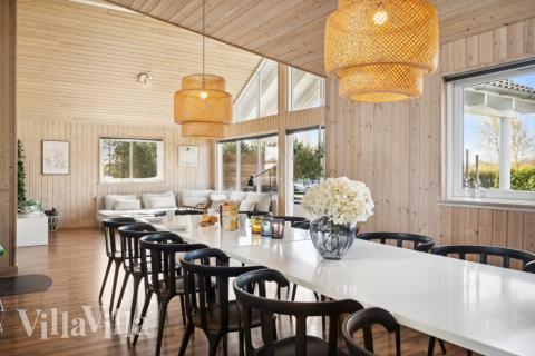 Det er plass til 19 personer i det store lyse oppholdsrommet i luksushus nr. 282.