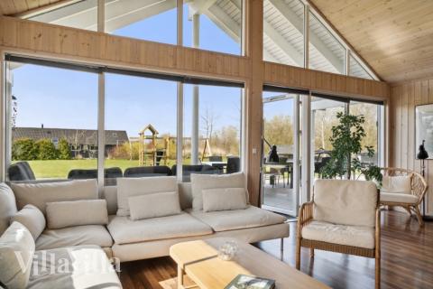 Det er god plass til hygge i feriehusets sofagruppe under oppholdet i luksushus nr. 282