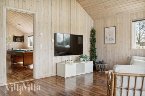 Sofaen i luksushus nr. 282 i Lolland/Falster/Møn er perfekt for å hygge seg med et brettspill eller se en film sammen.