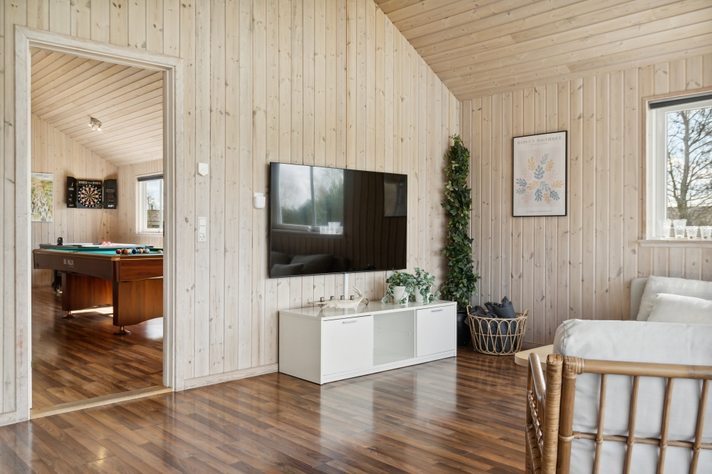 Sofaen i luksushus nr. 282 i Lolland/Falster/Møn er perfekt for å hygge seg med et brettspill eller se en film sammen.