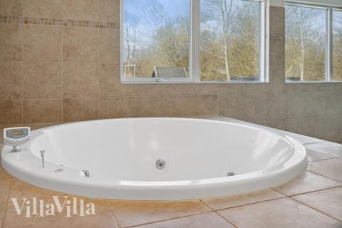 Nyt varmen i boblebadet i luksushus nr. 282 i Lolland/Falster/Møn