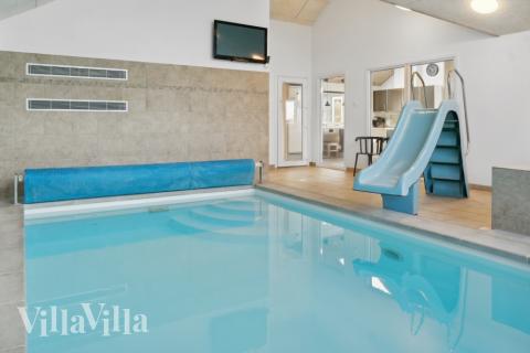 Feriehus 282 har et flott basseng med sklie, et stort innebygd boblebad og en badstue