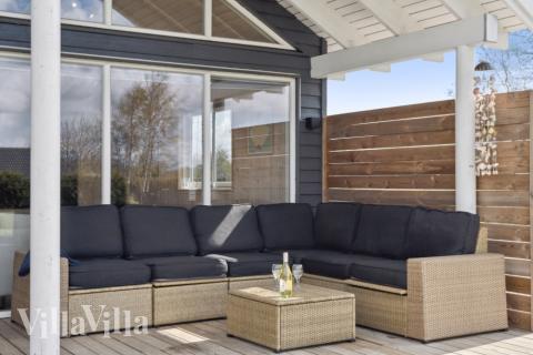 Nyt en grillkveld på terrassen i luksushus nr. 282 i Lolland/Falster/Møn