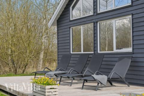 På terrassen i feriehus nr. 282 er det plass til 19 personer.