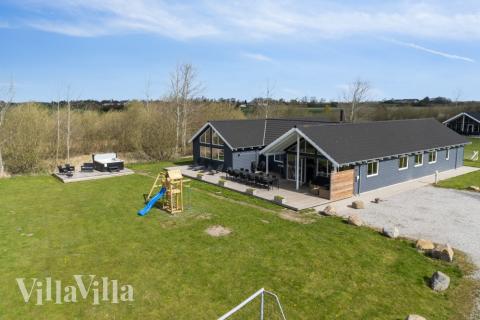 Dette lekre huset med svømmebasseng, nr. 282, med plass til 19 personer, ligger i Lolland/Falster/Møn