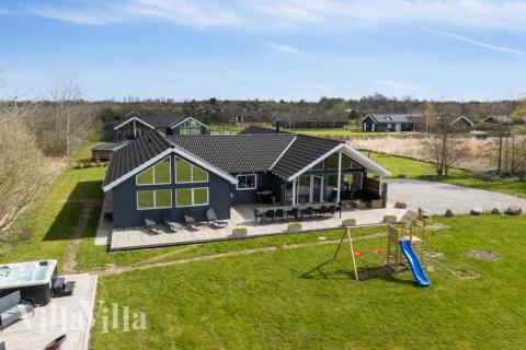 I det attraktive feriehuset nr. 282 i Lolland/Falster/Møn finnes det mengder av utendørsaktiviteter, som leketårn og huskestativ.