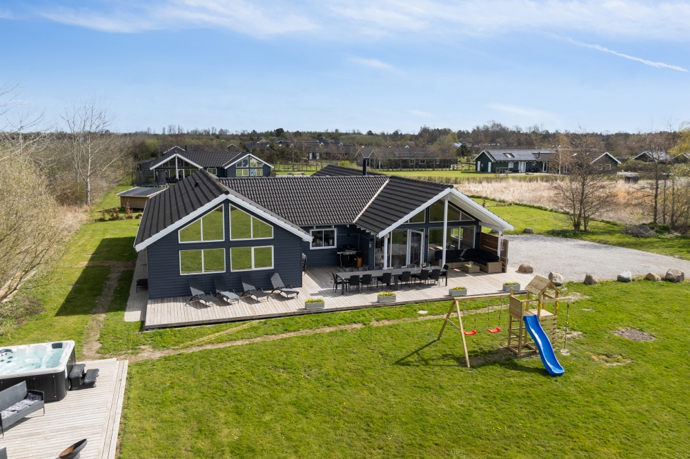 I det attraktive feriehuset nr. 282 i Lolland/Falster/Møn finnes det mengder av utendørsaktiviteter, som leketårn og huskestativ.
