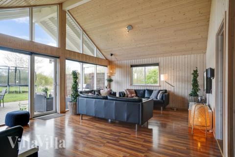 Det er plass til 18 personer i det store lyse oppholdsrommet i luksushus nr. 285.