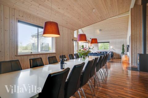 Det er god plass til at 18 personer sitter sammen i feriehusets oppholdsrom under et besøk i luksushus 285 i Lolland/Falster/Møn.