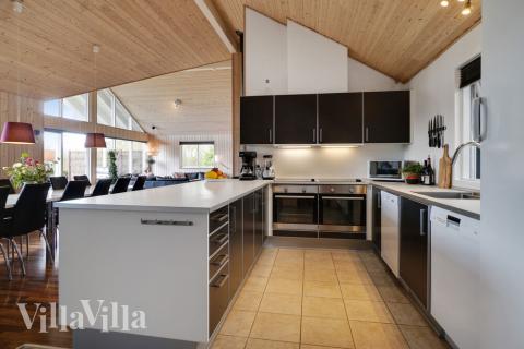 Kjøkkenet i luksushus nr. 285 er fullt utstyrt så dere lett kan lage mat til 18 personer.