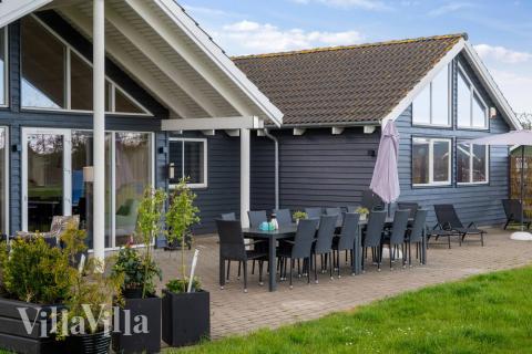 Luksushus nr. 285 har en deilig terrasse med gode hagemøbler til 18 personer.