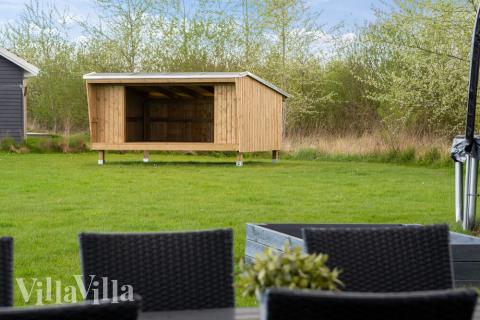 I det attraktive feriehuset nr. 285 i Lolland/Falster/Møn finnes det mengder av utendørsaktiviteter, som leketårn og huskestativ.