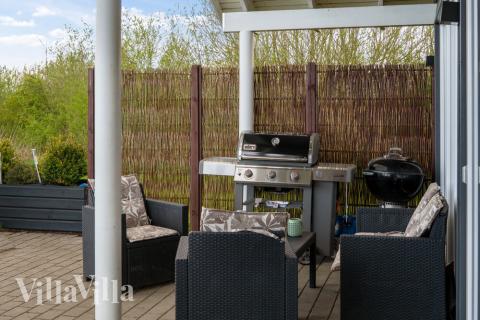 Nyt en grillkveld på terrassen i luksushus nr. 285 i Lolland/Falster/Møn