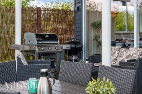 På terrassen i feriehus nr. 285 er det plass til 18 personer.