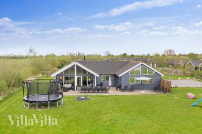 Dette lekre huset med svømmebasseng, nr. 285, med plass til 18 personer, ligger i Lolland/Falster/Møn