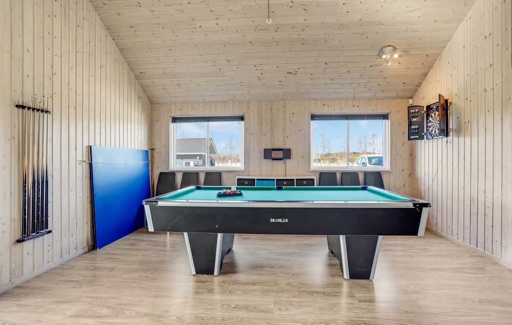 I tillegg til alle aktivitetsmulighetene i husets bassengavdeling, kan du også spille biljard, bordtennis og dart i luksushus nr. 299