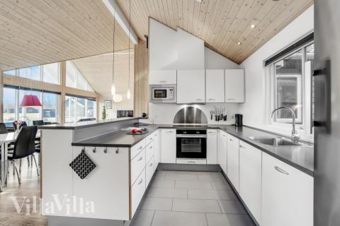 Kjøkkenet i luksushus nr. 299 er fullt utstyrt så dere lett kan lage mat til 16 personer.