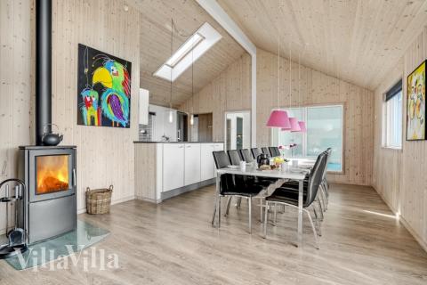 Det er plass til 16 personer i det store lyse oppholdsrommet i luksushus nr. 299.