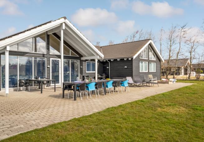 Dette lekre huset med svømmebasseng, nr. 299, med plass til 16 personer, ligger i Lolland/Falster/Møn