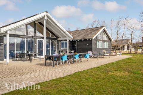 Dette lekre huset med svømmebasseng, nr. 299, med plass til 16 personer, ligger i Lolland/Falster/Møn