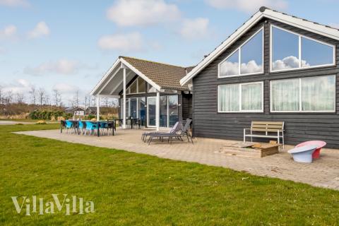 Luksushus nr. 299 har en deilig terrasse med gode hagemøbler til 16 personer.