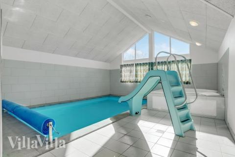 Feriehus 299 har et flott basseng med sklie, et stort innebygd boblebad og en badstue