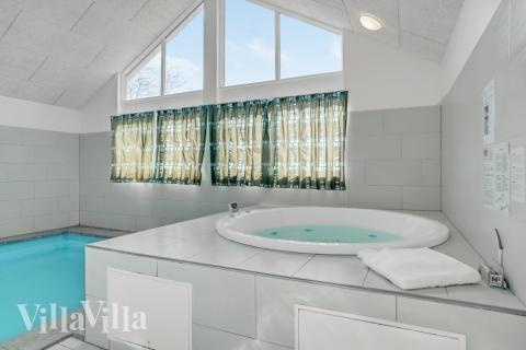 Det flotte bassenget i luksushus nr. 299 til 16 personer