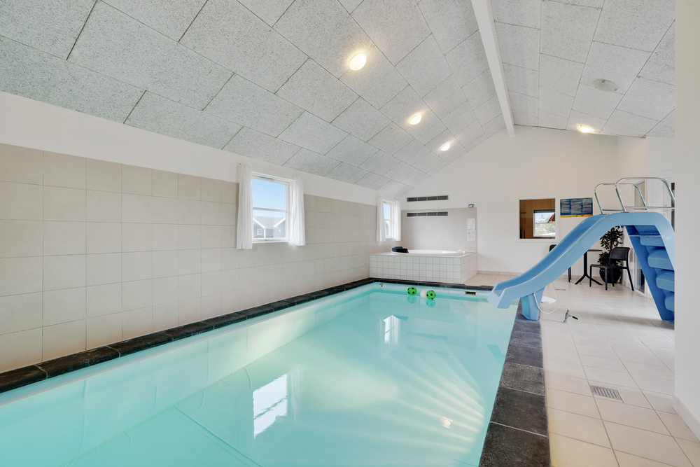 Det flotte bassenget i luksushus nr. 206 til 24 personer