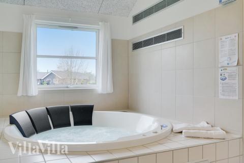 Nyt varmen i boblebadet i luksushus nr. 206 i Lolland/Falster/Møn
