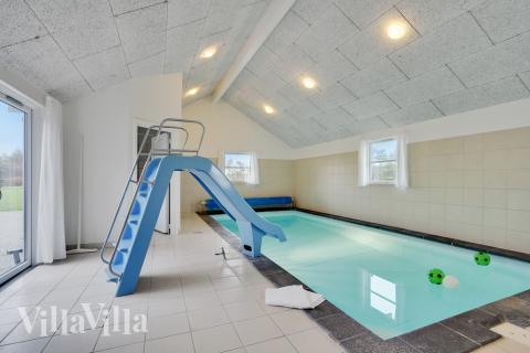 Feriehus 206 har et flott basseng med sklie, et stort innebygd boblebad og en badstue