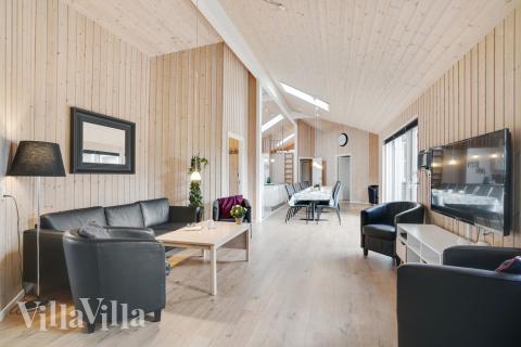 Det er god plass til hygge i feriehusets sofagruppe under oppholdet i luksushus nr. 206