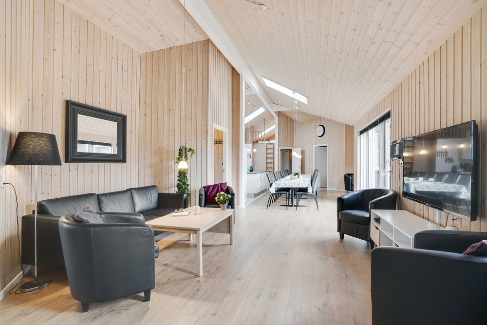Det er god plass til hygge i feriehusets sofagruppe under oppholdet i luksushus nr. 206