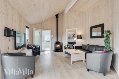 Sofaen i luksushus nr. 206 i Lolland/Falster/Møn er perfekt for å hygge seg med et brettspill eller se en film sammen.