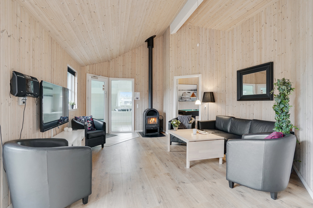 Sofaen i luksushus nr. 206 i Lolland/Falster/Møn er perfekt for å hygge seg med et brettspill eller se en film sammen.