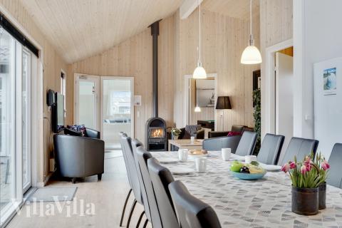 Det er plass til 24 personer i det store lyse oppholdsrommet i luksushus nr. 206.