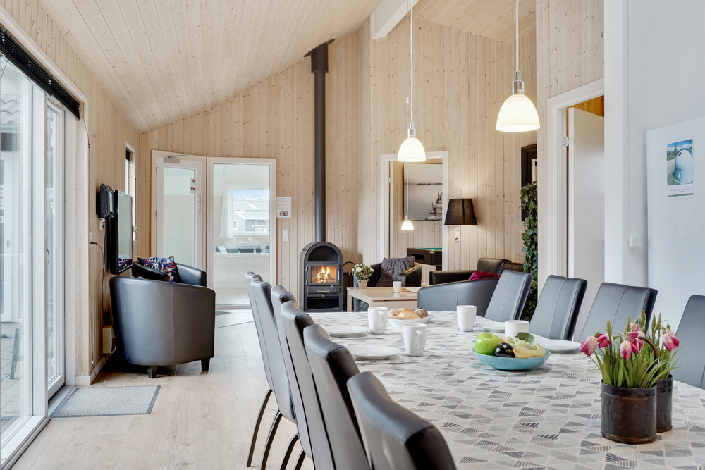 Det er plass til 24 personer i det store lyse oppholdsrommet i luksushus nr. 206.