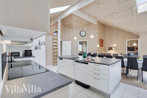 Kjøkkenet i luksushus nr. 206 er fullt utstyrt så dere lett kan lage mat til 24 personer.