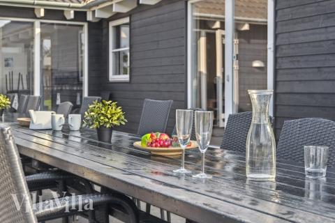 På terrassen i feriehus nr. 206 er det plass til 24 personer.