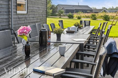 Nyt en grillkveld på terrassen i luksushus nr. 206 i Lolland/Falster/Møn
