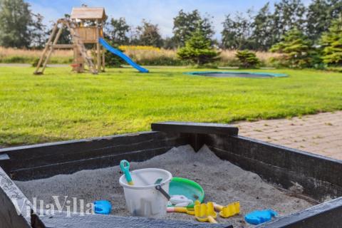 I det attraktive feriehuset nr. 206 i Lolland/Falster/Møn finnes det mengder av utendørsaktiviteter, som leketårn og huskestativ.