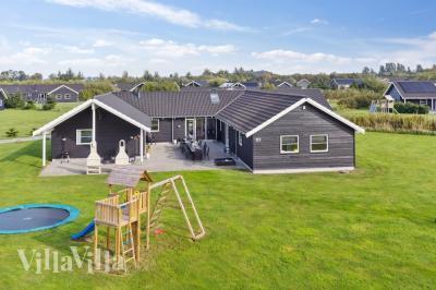 Dette lekre huset med svømmebasseng, nr. 206, med plass til 24 personer, ligger i Lolland/Falster/Møn