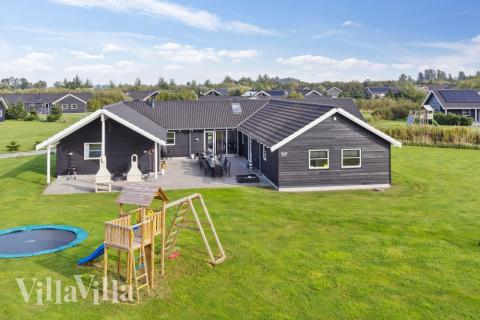 Dette lekre huset med svømmebasseng, nr. 206, med plass til 24 personer, ligger i Lolland/Falster/Møn